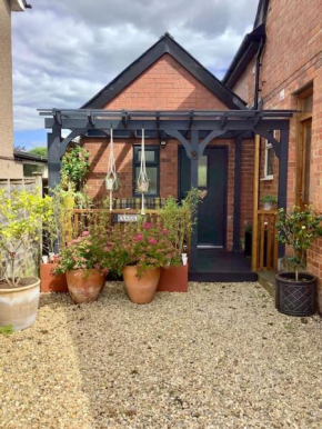 The Snug in Cheltenham, Leckhampton - A Cosy & Unique Space